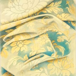 Die Abbildung zeigt ein faltig drapiertes Tuch in Türkis mit gelben Blumenmuster. Das Bild ist n einer Mischtechnik aus Aquarellfarben und Bleistiftschraffuren erstellt.